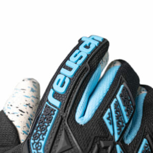 NAME: Attrakt Freegel Fusion Strapless // PALM: Reusch Grip Fusion // CUT: Evolution Negative Cut // FEATURES: Extended Grip Zone, Preshaped Construction, 3D Thumb Crotch, Double Thumb Wrap, Side Wrap, AdaptiveFlex Closure System; Strapless // COLOUR: 7782 black / bachelor button