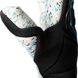 NAME: Attrakt Freegel Fusion Strapless // PALM: Reusch Grip Fusion // CUT: Evolution Negative Cut // FEATURES: Extended Grip Zone, Preshaped Construction, 3D Thumb Crotch, Double Thumb Wrap, Side Wrap, AdaptiveFlex Closure System; Strapless // COLOUR: 7782 black / bachelor button