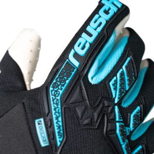 NAME: Attrakt Freegel SpeedBump Strapless // PALM: Reusch Grip SpeedBump // CUT: Evolution Negative Cut // FEATURES: Extended Grip Zone, Preshaped Construction, 3D Thumb Crotch, Double Thumb Wrap, Side Wrap, AdaptiveFlex Closure System; Strapless // COLOUR: 7782 black / bachelor button