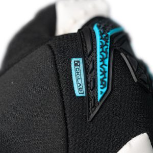 NAME: Attrakt Freegel SpeedBump Strapless // PALM: Reusch Grip SpeedBump // CUT: Evolution Negative Cut // FEATURES: Extended Grip Zone, Preshaped Construction, 3D Thumb Crotch, Double Thumb Wrap, Side Wrap, AdaptiveFlex Closure System; Strapless // COLOUR: 7782 black / bachelor button