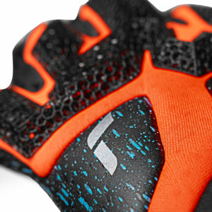 NAME: Attrakt Fusion Carbon® 3D // PALM: Reusch Grip Fusion // CUT: Evolution Negative Cut // FEATURES: Carbon® 3D Printed Punch Zone, Extended Grip Zone, Ventilation channels, Preshaped Construction, 3D Thumb Crotch, Double Thumb Wrap, Side Wrap, AdaptiveFlex Closure System // COLOUR: 7784 black / shocking orange / black