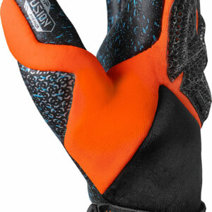 NAME: Attrakt Fusion Carbon® 3D // PALM: Reusch Grip Fusion // CUT: Evolution Negative Cut // FEATURES: Carbon® 3D Printed Punch Zone, Extended Grip Zone, Ventilation channels, Preshaped Construction, 3D Thumb Crotch, Double Thumb Wrap, Side Wrap, AdaptiveFlex Closure System // COLOUR: 7784 black / shocking orange / black