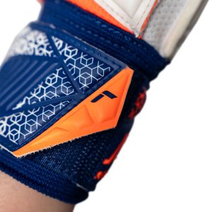 NAME: Attrakt Silver Junior // PALM: Reusch Grip Silver // CUT: Expanse Cut // FEATURES: DuraGuard, Thumbflex // COLOUR: 2500 shocking orange / energize blue