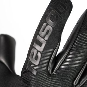 NAME: Fastgrip Duo // PALM: Reusch Grip Duo // CUT: Hybrid Negative Cut // FEATURES: Extended Grip Zone, Duo Technology, Ventilation channels, Preshaped Construction, 3D Thumb Crotch, Double Thumb Wrap, Side Wrap, AdaptiveFlex Closure System // COLOUR: 7700 black