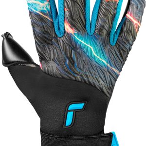 NAME: Venomous Infinity // PALM: Reusch Grip Infinity // CUT: Evolution Negative Cut // FEATURES: Digital Print on Latex, AirVentSystem, Preshaped Construction, 3D Thumb Crotch, Thumb Wrap // COLOUR: 7777 cosmic immersion