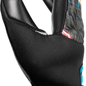 NAME: Venomous Infinity // PALM: Reusch Grip Infinity // CUT: Evolution Negative Cut // FEATURES: Digital Print on Latex, AirVentSystem, Preshaped Construction, 3D Thumb Crotch, Thumb Wrap // COLOUR: 7777 cosmic immersion