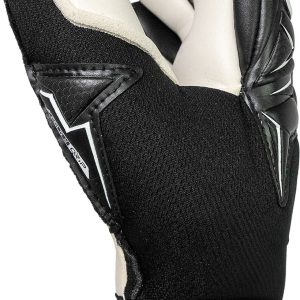 NAME: Attrakt Gold X NC Finger Support // PALM: Reusch Grip Gold X // CUT: Negative Cut // FEATURES: Finger Support, AirVentSystem, Preshaped Construction, 3D Thumb Crotch, Thumb Wrap // Colours: 7701 black / white