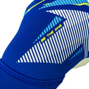 NAME: Fastgrip Advance // PALM: Reusch Grip Advance // CUT: Hybrid Negative Cut // FEATURES: Extended Grip Zone, AirVentSystem, Preshaped Construction, 3D Thumb Crotch, Thumb Wrap, Side Wrap // COLOUR: 4994 sharp blue / white