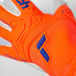 reusch_attrakt_freegel_speedbump_embossing