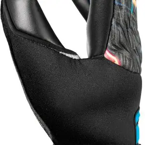 NAME: Venomous Infinity // PALM: Reusch Grip Infinity // CUT: Evolution Negative Cut // FEATURES: Digital Print on Latex, AirVentSystem, Preshaped Construction, 3D Thumb Crotch, Thumb Wrap // COLOUR: 7777 cosmic immersion