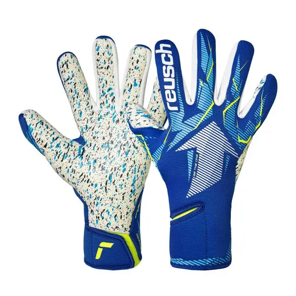 NAME: Fastgrip Fusion Junior // PALM: Reusch Grip Fusion // CUT: Hybrid Negative Cut // FEATURES: Extended Grip Zone, Ventilation channels, Preshaped Construction, 3D Thumb Crotch, Double Thumb Wrap, Side Wrap, AdaptiveFlex Closure System // Colours: 4994 sharp blue / white