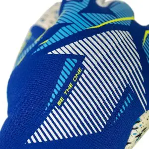 NAME: Fastgrip Fusion Junior // PALM: Reusch Grip Fusion // CUT: Hybrid Negative Cut // FEATURES: Extended Grip Zone, Ventilation channels, Preshaped Construction, 3D Thumb Crotch, Double Thumb Wrap, Side Wrap, AdaptiveFlex Closure System // Colours: 4994 sharp blue / white