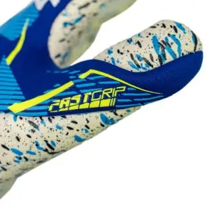 NAME: Fastgrip Fusion Junior // PALM: Reusch Grip Fusion // CUT: Hybrid Negative Cut // FEATURES: Extended Grip Zone, Ventilation channels, Preshaped Construction, 3D Thumb Crotch, Double Thumb Wrap, Side Wrap, AdaptiveFlex Closure System // Colours: 4994 sharp blue / white