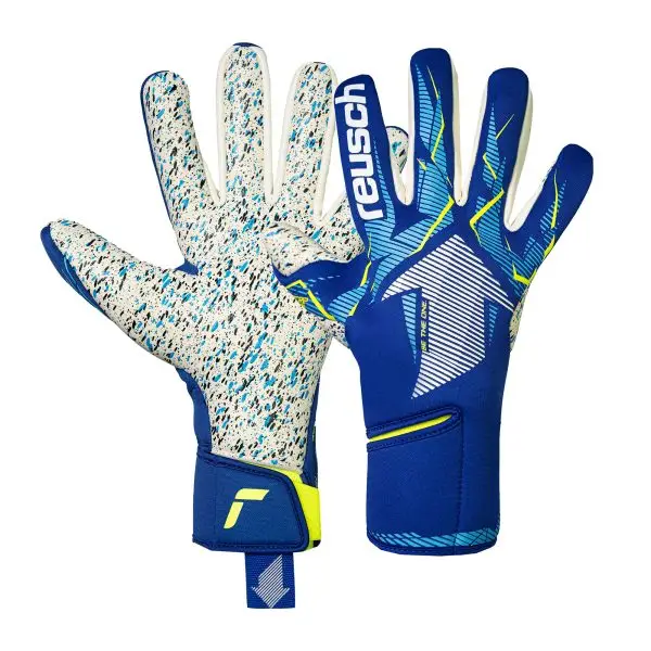NAME: Fastgrip Fusion // PALM: Reusch Grip Fusion // CUT: Hybrid Negative Cut // FEATURES: Extended Grip Zone, Ventilation channels, Preshaped Construction, 3D Thumb Crotch, Double Thumb Wrap, Side Wrap, AdaptiveFlex Closure System // Colours: 4994 sharp blue / white